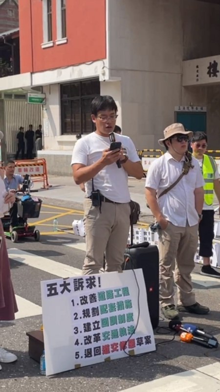 因為不滿交通部「微罪不記點」的修法，路權團體今(23)日在立法院前舉行2場抗議遊行。 圖：取自行人零死亡推動聯盟 TVZA直播