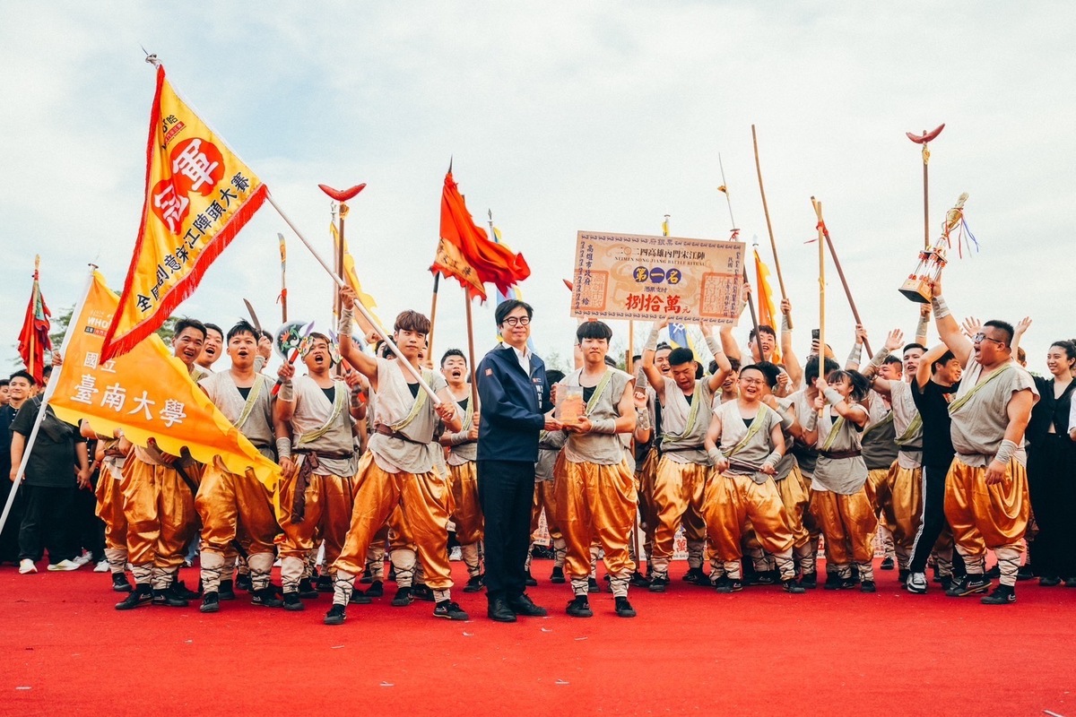 陳其邁(前排左)頒發冠軍予國立臺南大學。 圖：高雄市觀光局/提供