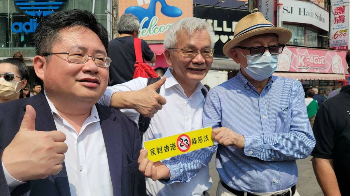 今(23)日下午在台港人團體「香港邊城青年」與多名流亡在台港人也在西門町共同發起「反對香港基本法23條立法」行動，日本資深媒體人矢板明夫（左）也到現場採訪，並與曹興誠董事長（右）合影。 圖：翻攝自矢板明夫臉書