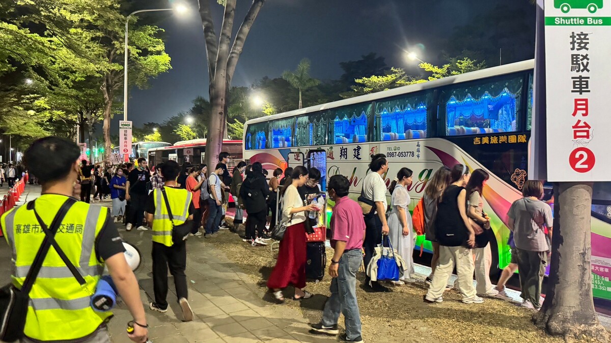 五月天演唱會歌迷62分鐘即完成疏運工作。 圖：高雄市交通局/提供