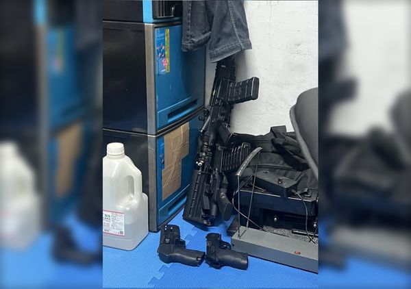 楊景隆犯案前在個人臉書發文嗆警並貼出3把長短槍照片，似乎對警方積怨已久。 圖：翻攝臉書