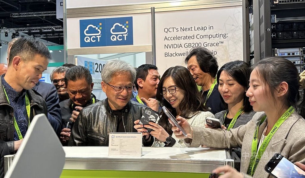 輝達執行長黃仁勳在GTC大會期間，在展場與多家台灣廠商互動熱絡。在矽谷台灣人餐會上，他也感謝台灣廠商一路陪伴輝達成長，「台灣拯救了輝達」。 圖/中央社