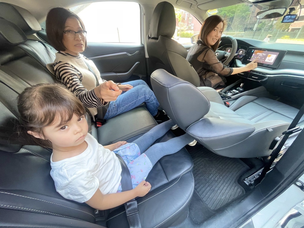 家長行車途中可隨時聆聽「我和我的孩子」有聲書。 圖：高雄市教育局/提供