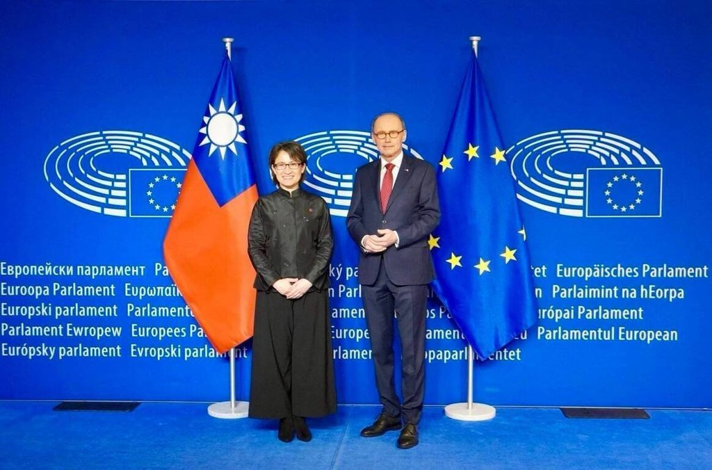 歐洲議會第一副議長卡拉斯（Othmar Karas）（右）歡迎副總統當選人蕭美琴（左）蒞臨歐洲議會。  圖/外交部