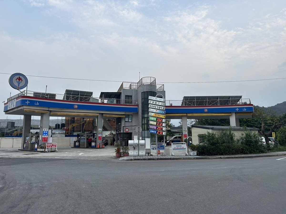 明（25）日凌晨零時起汽、柴油價格各調降0.2元。 圖：林岑韋／攝