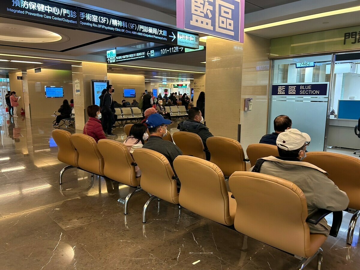 王必勝受訪時表示，會搜集各個層級醫療院所的意見，初步瞭解電費在醫療院所的支出比例。 圖：林岑韋／攝
