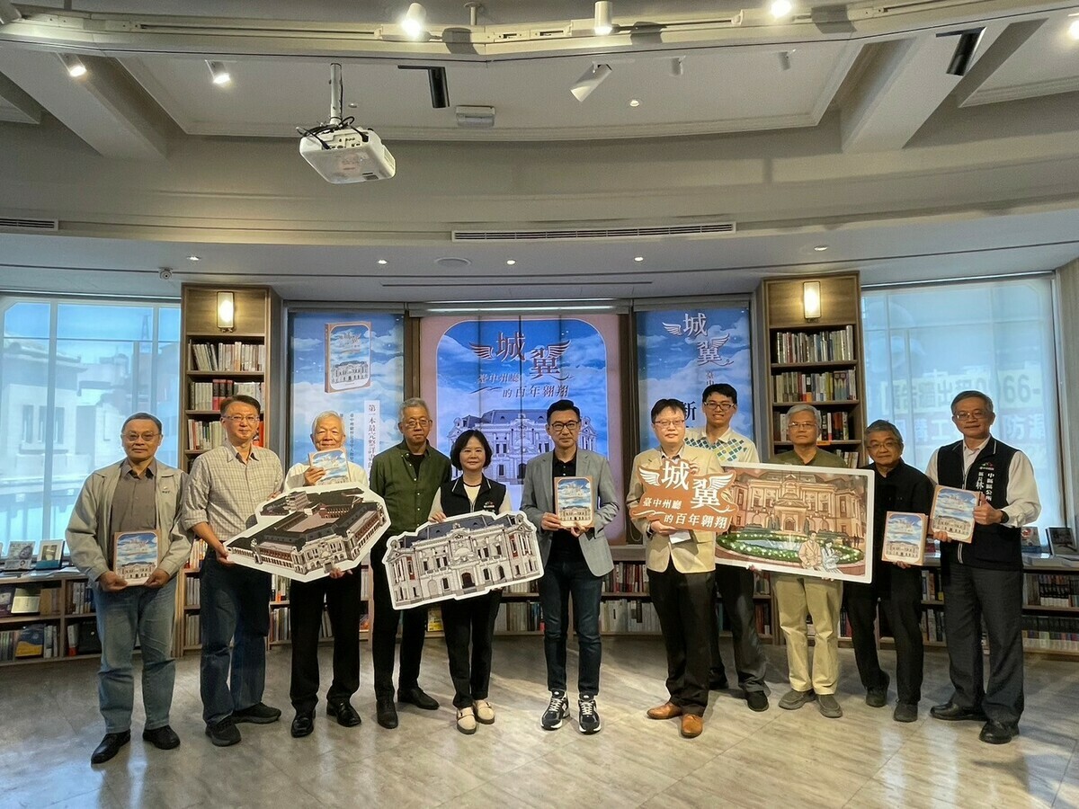 專書創作團隊及貴賓合照。 圖：台中市政府/提供