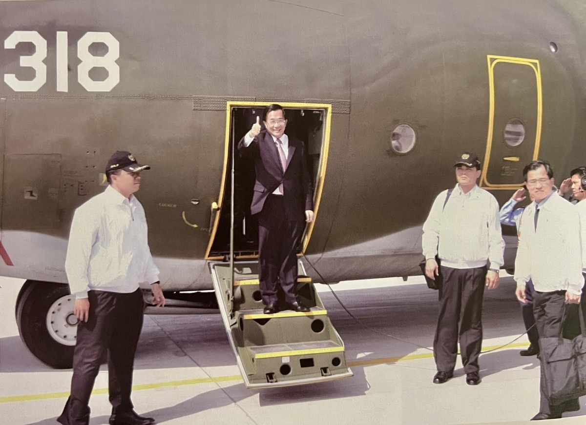 前總統陳水扁2008年搭乘C-130飛機視察太平島 圖：陳水扁臉書