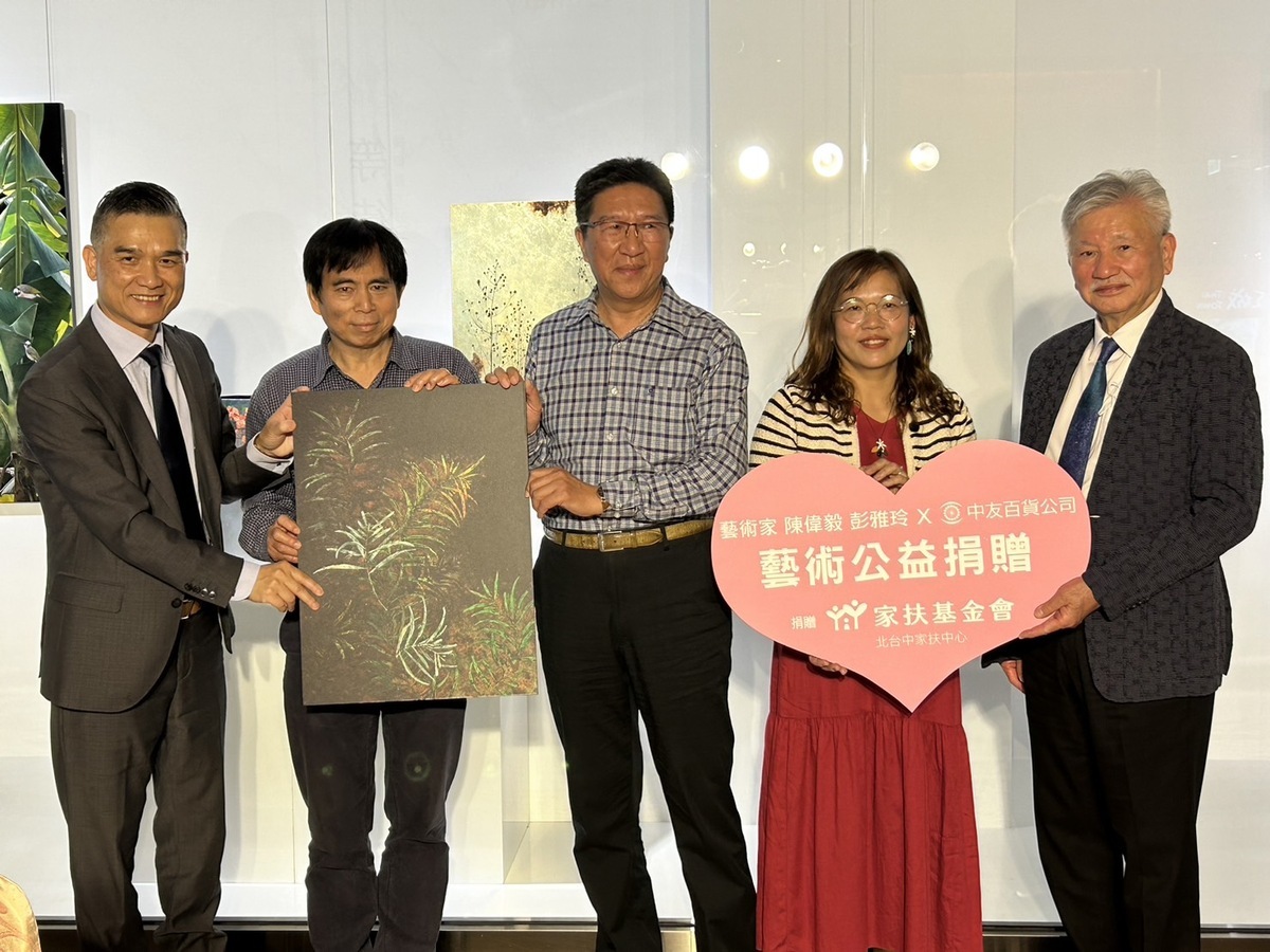 藝術家提供作品《相愛》價值42,000元，做為本次展覽義賣活動，所得義賣金額將全數捐贈給「家扶基金會-北台中家扶中心」。 圖：中友百貨/提供
