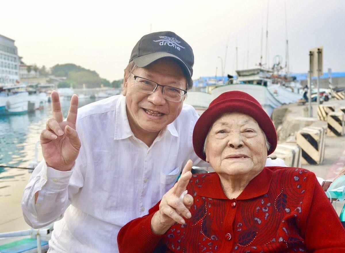 潘孟安卸下競選總幹事職務後，利用空檔回到屏東老家陪伴母親與家人。 圖：翻攝自潘孟安臉書