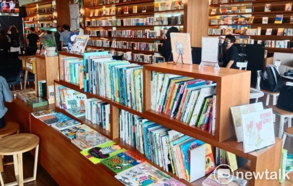 魯明哲提案刪文化幣預算，原因是「太多人拿著文化幣在書店消費」，林智群痛批好大官威，文化部沒辦法控制人民消費行為，就懲罰文化部？（示意圖） 圖：孫家銘／攝（資料照）