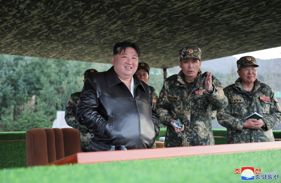 金正恩在步兵團訓練場針對坦克克服障礙與高速突破的訓練做出指導。 圖： 翻攝朝中社