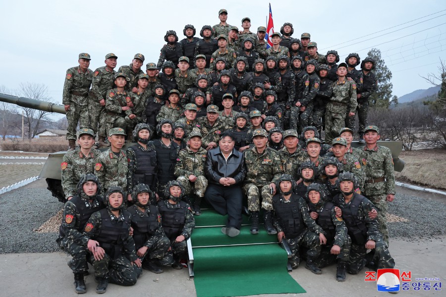 北韓最高領導人金正恩 24 日視察近衛漢城柳京守第 105 坦克師團指揮部以及所屬的第一裝甲步兵團，與步兵團士兵在裝甲車前合影。 圖： 翻攝朝中社