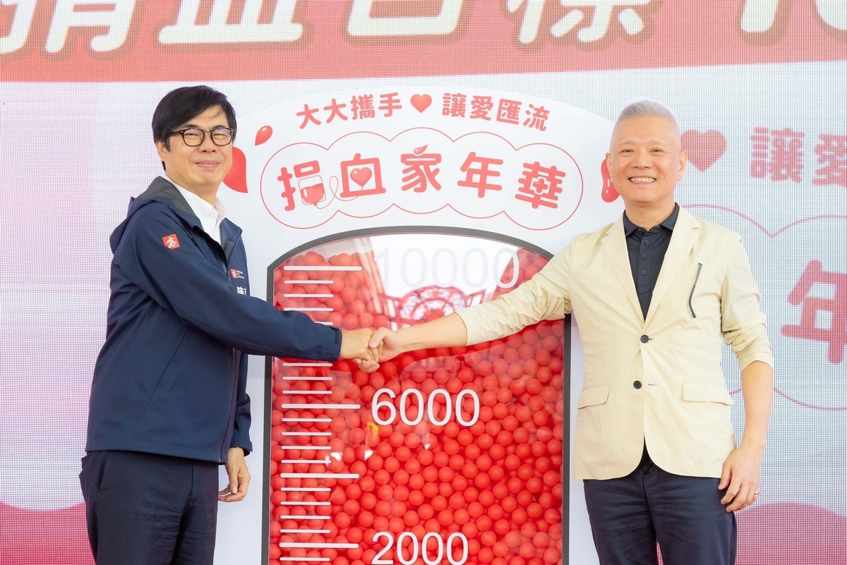 陳其邁(左)、戴永輝籲踴躍響應達成萬袋目標。 圖：大大數位基金會/提供