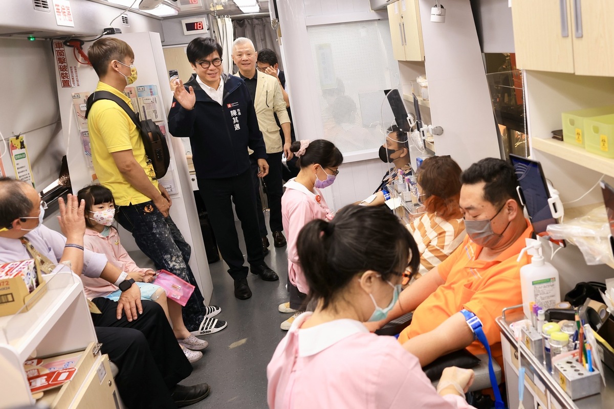 陳其邁登上捐血車與民眾打招呼。 圖：高雄市政府/提供