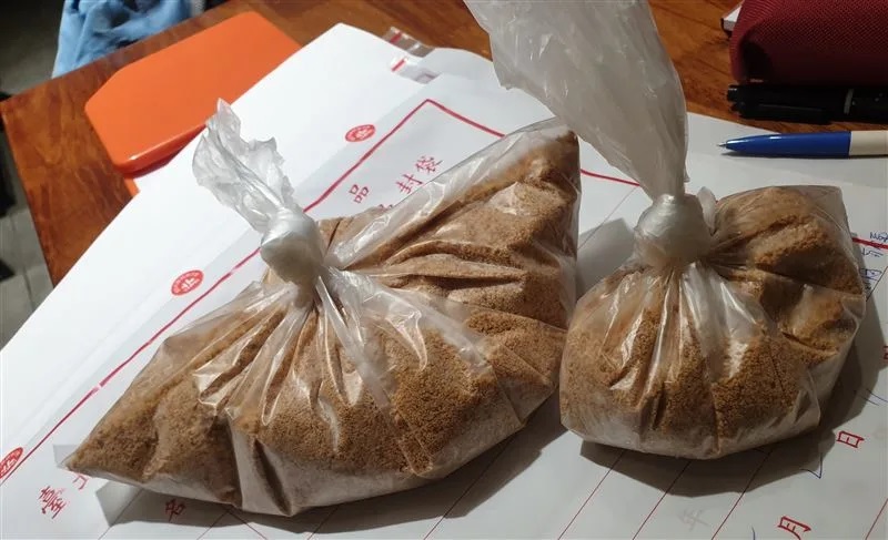 花生粉被檢出含有超標的黃麴毒素，但為何花生粉會有黃麴毒素殘留？毒理專家招名威提醒，無論是過期產品，或是製造時候未注意，都有可能把已經發霉花生拿來一起製作，有可能產生黃麴毒素，而黃麴毒素為一級致癌物，過量食用恐得肝癌。 圖：台北市衛生局／提供