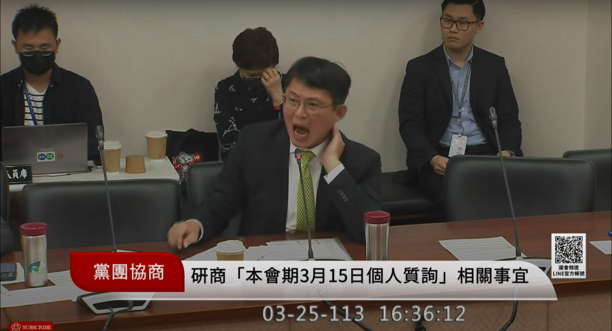 民眾黨團總召黃國昌因柯建銘插話怒斥起身離開黨團協商會場。 圖：翻攝自國會頻道