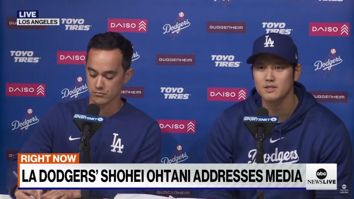 捲入翻譯簽賭風波的美國道奇隊日籍選手大谷翔平（右），在美國當時時間25日下午2時45分召開記者會，發表長約11分鐘聲明，駁斥簽賭傳聞。 圖：翻攝自YouTube/ABC News