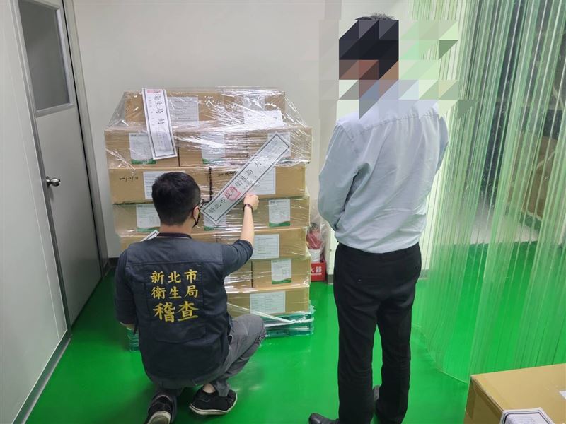 新北衛生局會同食藥署前往三合興公司稽查，現場預防性封存可能的問題原料及成品共405公斤。 圖：新北衛生局提供