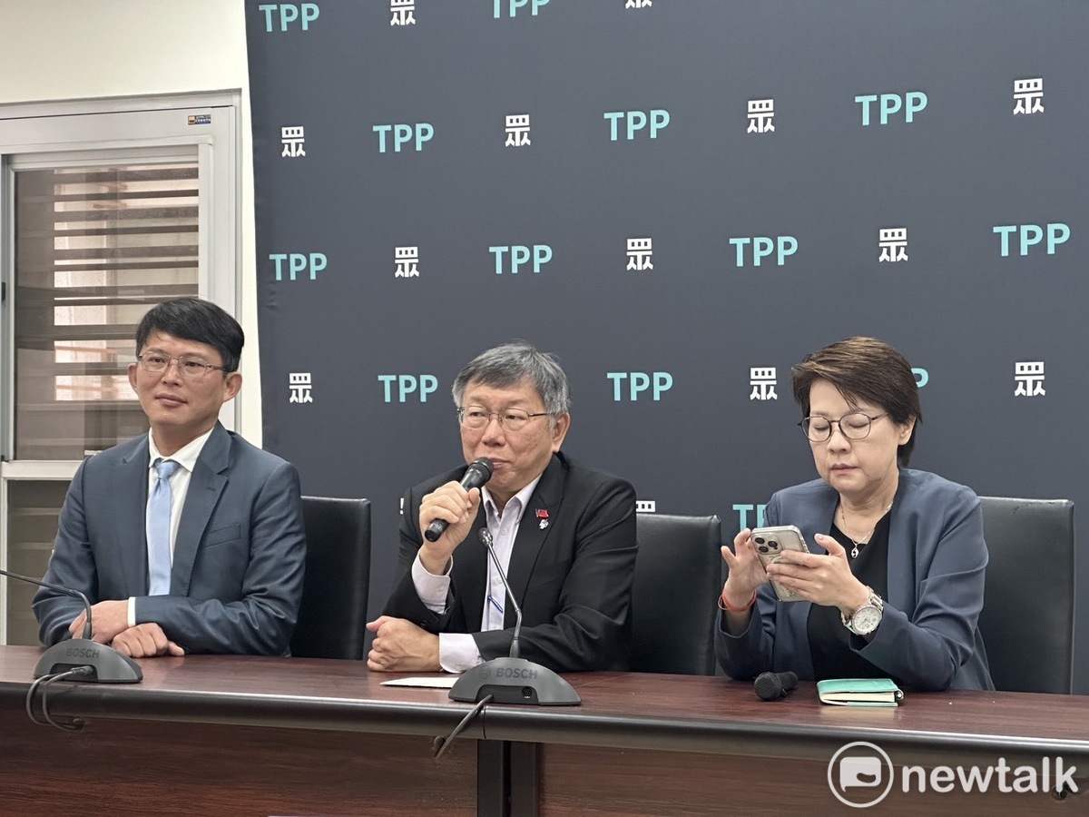 民眾黨團總召黃國昌（左起）、黨主席柯文哲、副總召黃珊珊。 圖：周煊惠 / 攝