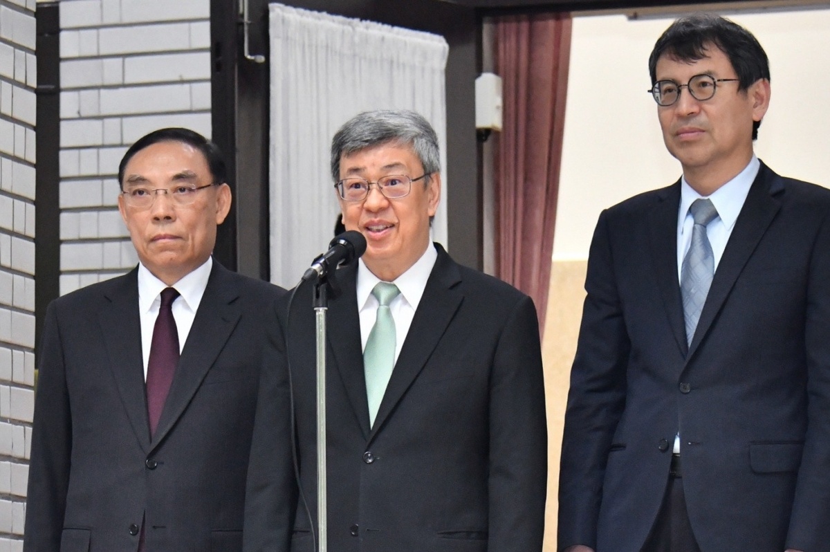 行政院長陳建仁（中） 圖：行政院提供
