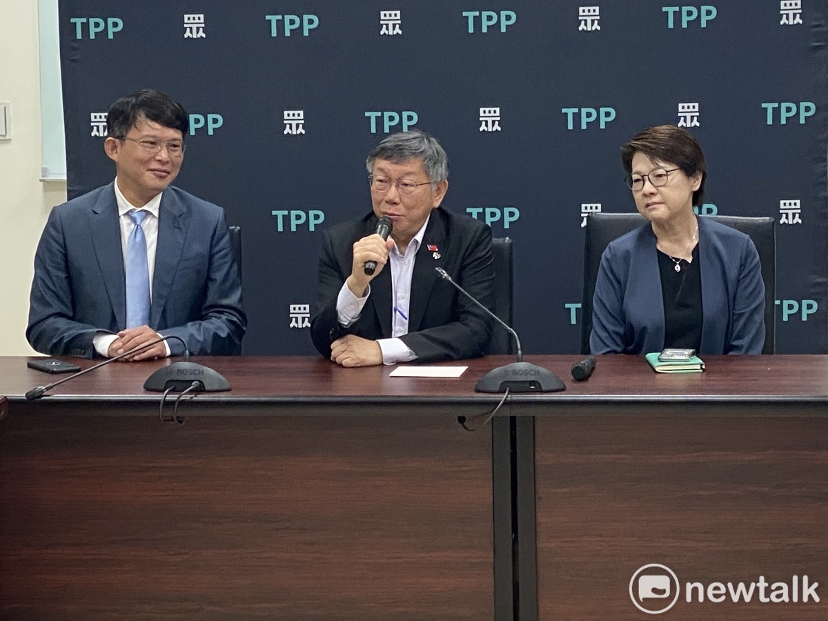 民眾黨團總召黃國昌（左起）、黨主席柯文哲、副總召黃珊珊。 圖：周煊惠 / 攝