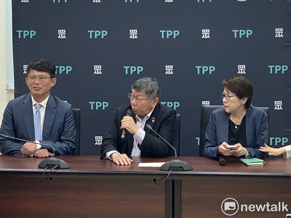 民眾黨團總召黃國昌（左起）、黨主席柯文哲、副總召黃珊珊。 圖：周煊惠 / 攝