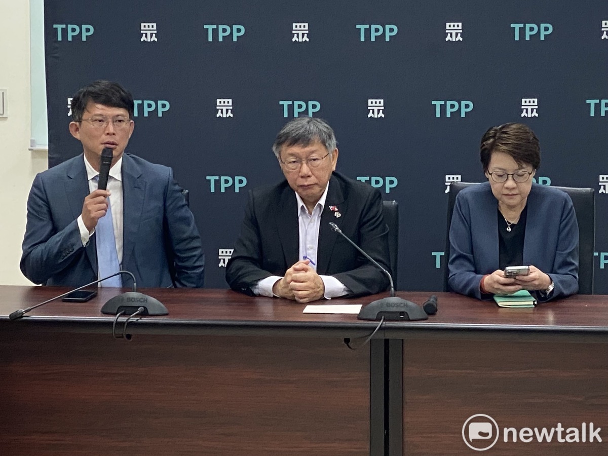 民眾黨團總召黃國昌（左起）、黨主席柯文哲、副總召黃珊珊。 圖：周煊惠 / 攝