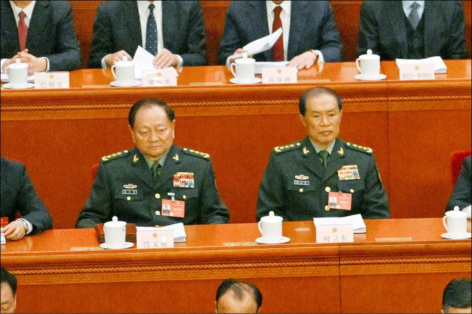 中國中央軍委副主席何衛東(右)前日曾宣示要打擊「虛假作戰能力」，但相關言論已遭中國官方封禁。而「虛假作戰能力」是由中國中央軍委第一副主席張又俠(左)所領導的項目。 圖：翻攝自 @Carlosmatttt X 帳號（資料照）