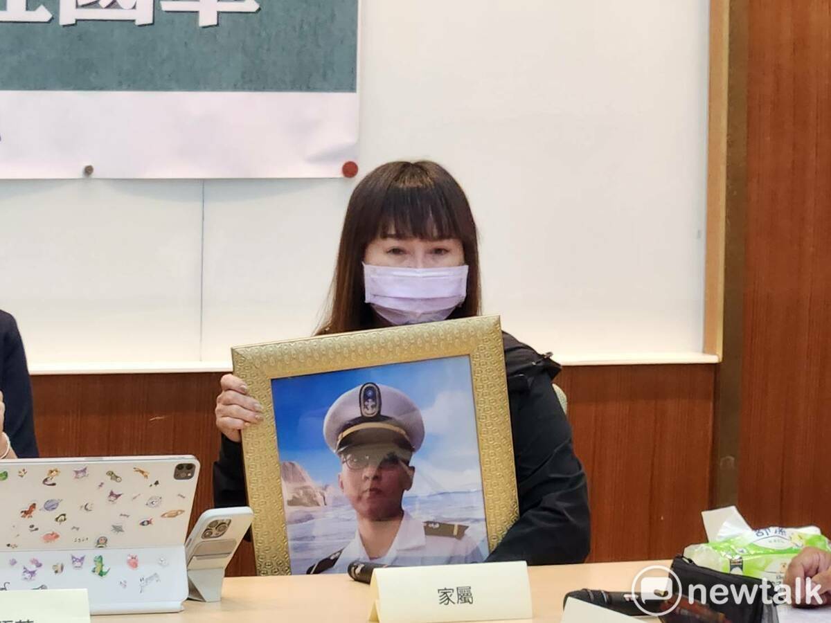 去年輕生的鄭姓中尉的母親，今在女兒陪同下出席在記者會上。 圖：黃建豪/攝