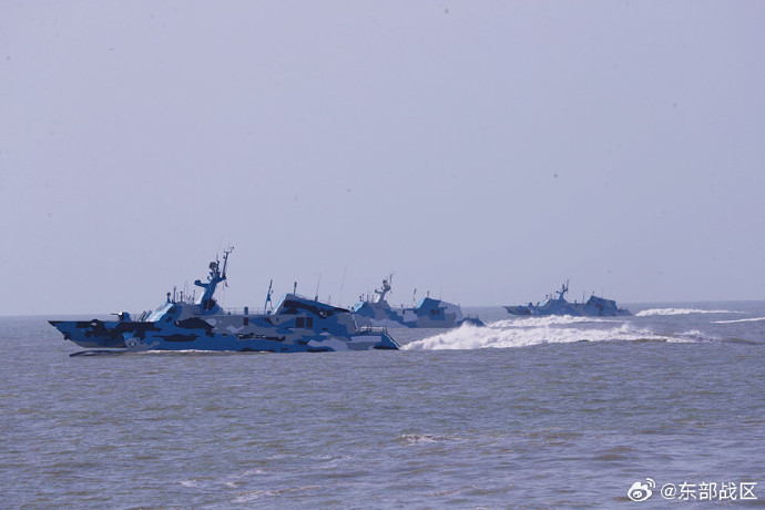 解放軍東部戰區發布海軍操演消息，引人關注的是傳聞已經封存、退役的「22型」(北約代號：Houbei class)飛彈快艇竟「重出江湖」。 圖：翻攝「微博」@東部戰區