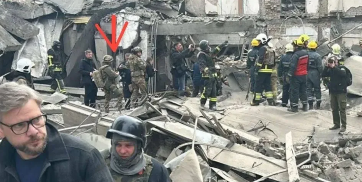 俄羅斯 26 日與 25 日，對烏克蘭發動空襲，現場有大批SBU軍裝人員進行搶救。 圖：翻攝自勝研集