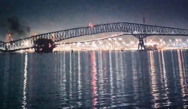 巴爾的摩交通要道「法蘭西斯史考特基大橋」（Francis Scott Key Bridge）遭貨船撞擊斷裂崩垮。 圖:翻攝自 Lord Bebo X 帳號
