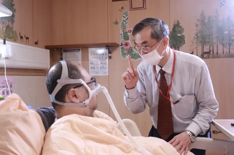 台灣腦庫協會理事長謝松蒼表示，捐獻者黃鼎承深知自己的病無藥可解，希望透過捐腦，提供腦部研究、發展治療此疾病藥物。 圖：台大醫院／提供