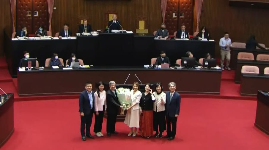 民進黨立委共同獻花，向行政院長陳建仁致意。 圖：擷取自國會頻道
