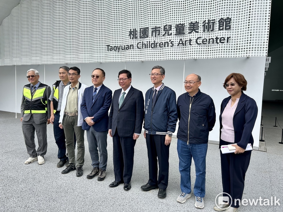 鄭文燦由文化部長史哲、桃園市副市長王明鉅陪同視察桃園市兒童美術館。 圖：林昀真/攝