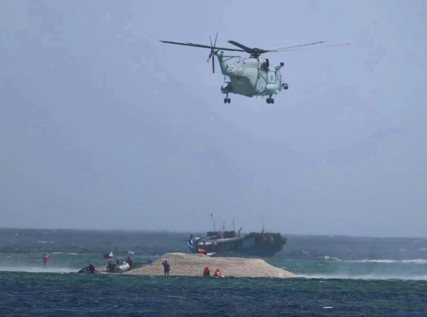 中國解放軍直-8J直升機驅離在南海鐵線礁的菲律賓人員。 圖 : 翻攝自河東三叔