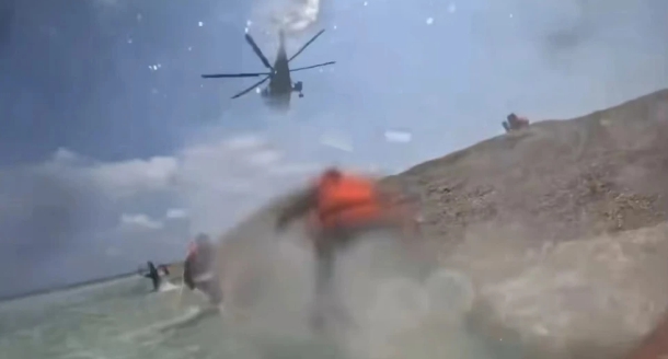 中國解放軍直-8J直升機驅離在南海鐵線礁吹起的飛沙走石，讓登島的菲律賓人感到吃不消。(資料照) 圖 : 翻攝自日本富士電視台影片截圖