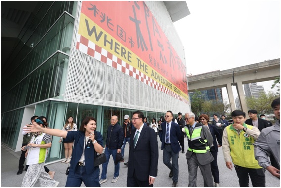 桃園市兒童美術館將於兒童節前夕4月3日開館，行政院副院長鄭文燦、文化部長史哲今（26）日前往參訪及開箱。 圖：文化部提供