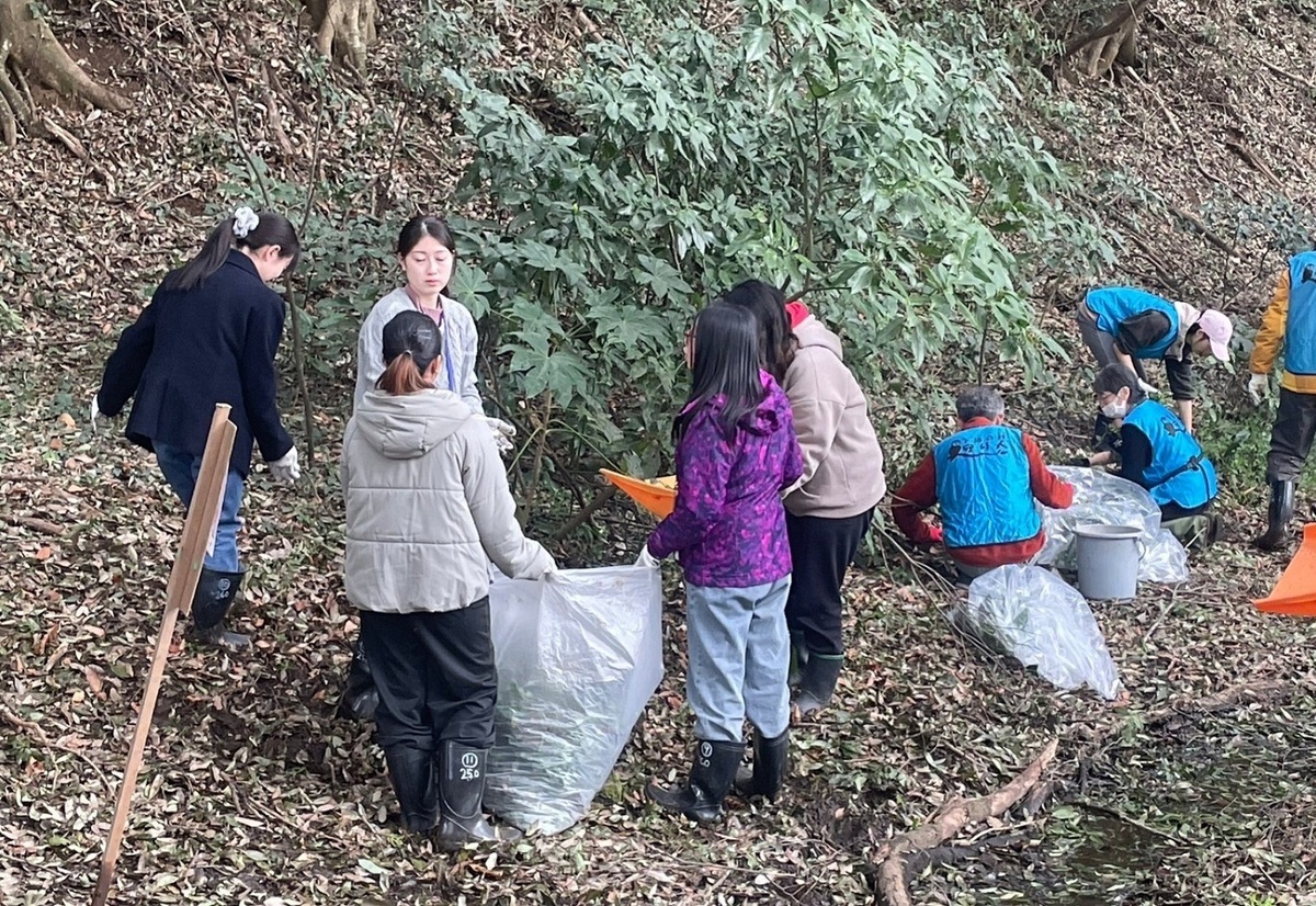 中山醫大師生在日本里山與當地居民共同學習永續生活模式。 圖：中山醫大/提供