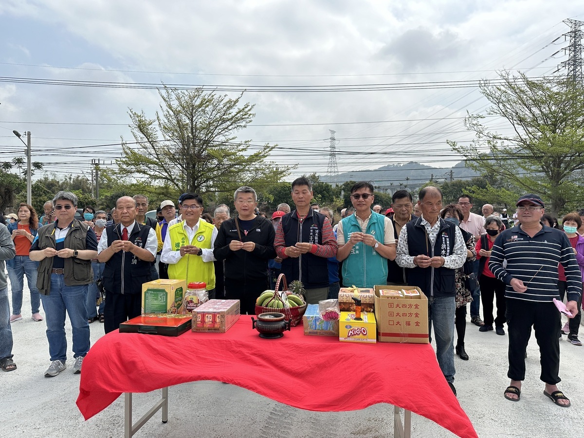 蔡其昌與鄉親共同舉行祈福啟用儀式。 圖：蔡其昌服務處/提供