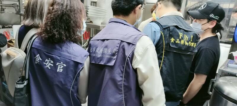 台北市衛生局人員到寶林茶室稽查。 圖：台北市衛生局提供