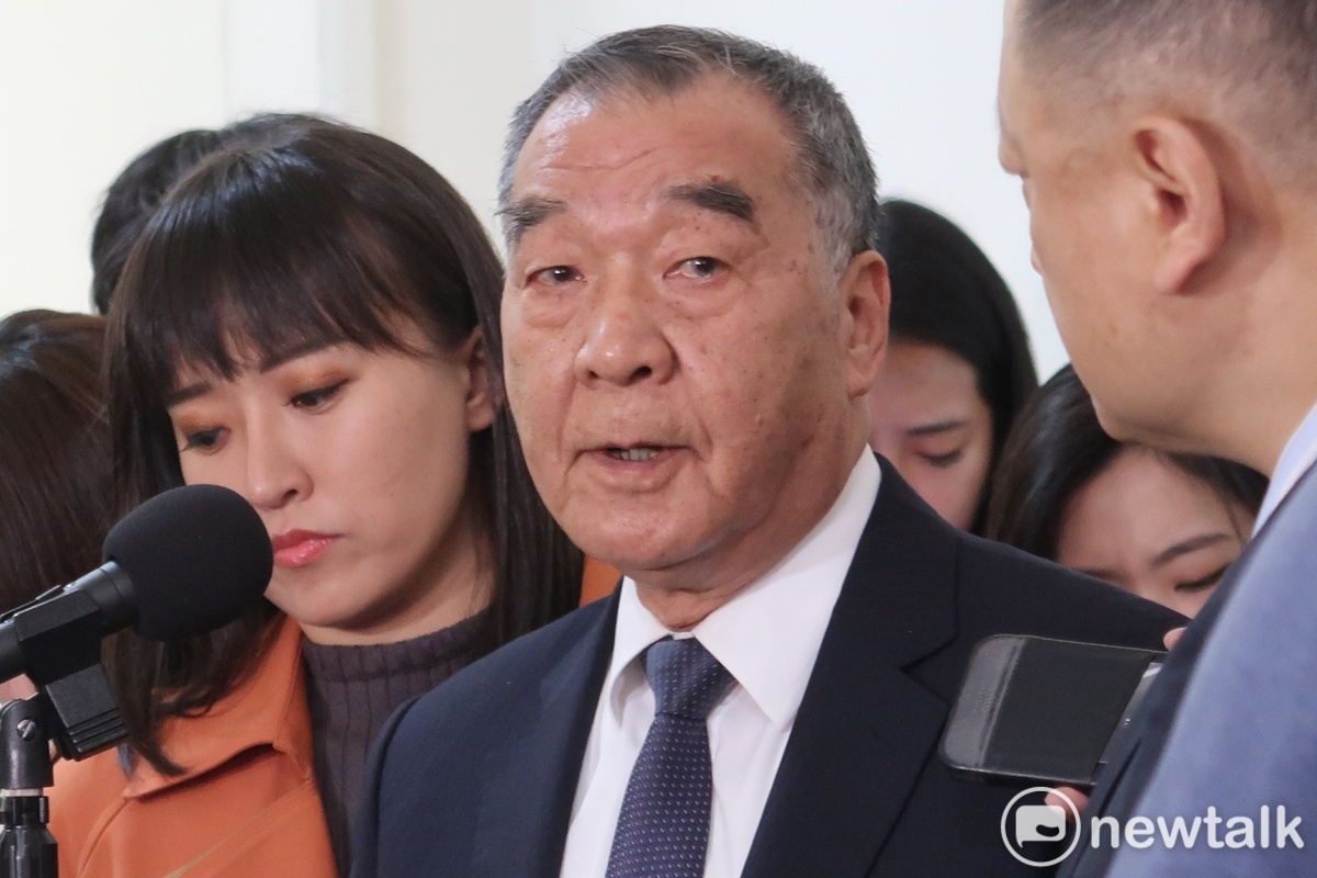 國防部長邱國正（中）因兒子涉嫌染黃事件引熱議。 圖：新頭殼資料照／林朝億攝