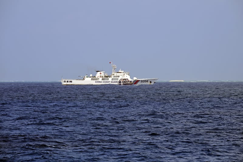 中央社記者21日與國際媒體前往南海鐵線礁，目擊中國海警5204艦為阻止菲律賓漁業局船隻靠近2號珊瑚岩礁，在海上橫切攔截這艘公務船前進。 圖：中央社提供