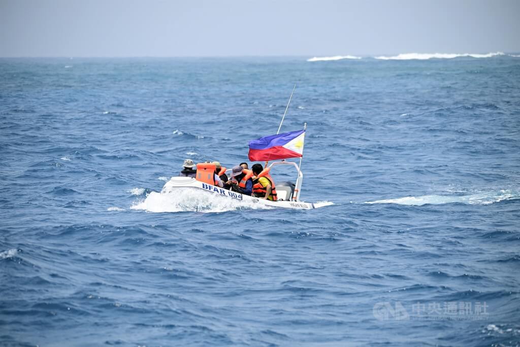 菲律賓科研人員21日首次在南海鐵線礁進行海洋生態調查，媒體搭乘剛性充氣船從鐵線礁返回菲國漁業局船上。 圖：中央社提供