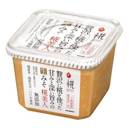 近期日本食品接連出事！日本知名味噌製造廠商「丸米」，也傳出混入蟑螂殘骸，緊急回收10多萬件商品。食藥署證實，我國有輸入「PLUS糀 生味噌 糀美人 325g」，有效日期為113年12月31日，共輸入3.25公斤。 圖：取自マルコメ株式会社官網