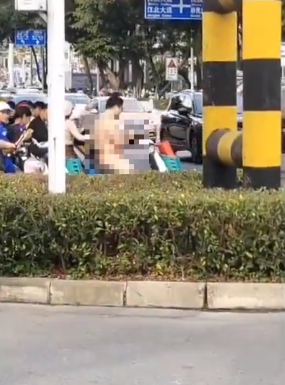 中國廣西南寧街頭昨（26）日出現了多起裸奔。 圖：翻攝自 Daniel Fang X（前推特）帳號