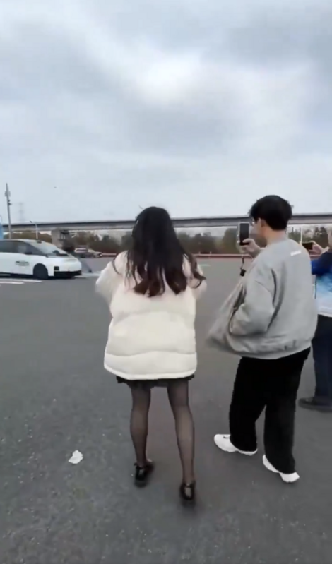 一輛中國理想電動車要展示其自動駕駛功能，然而成果不佳，該車直接把假人給撞飛。 圖：翻攝自海外爆料 X（前推特）帳號