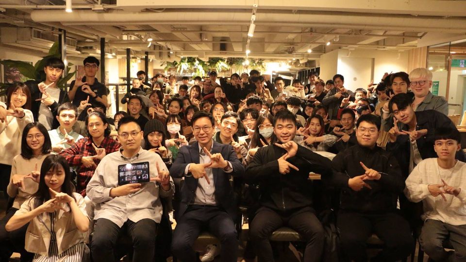 民進黨青年部持續舉辦「週二熬民主」沙龍，26日活動邀請前副祕書長林飛帆，聚焦「世代」議題與談分享。 圖：翻攝自民進黨青年部臉書