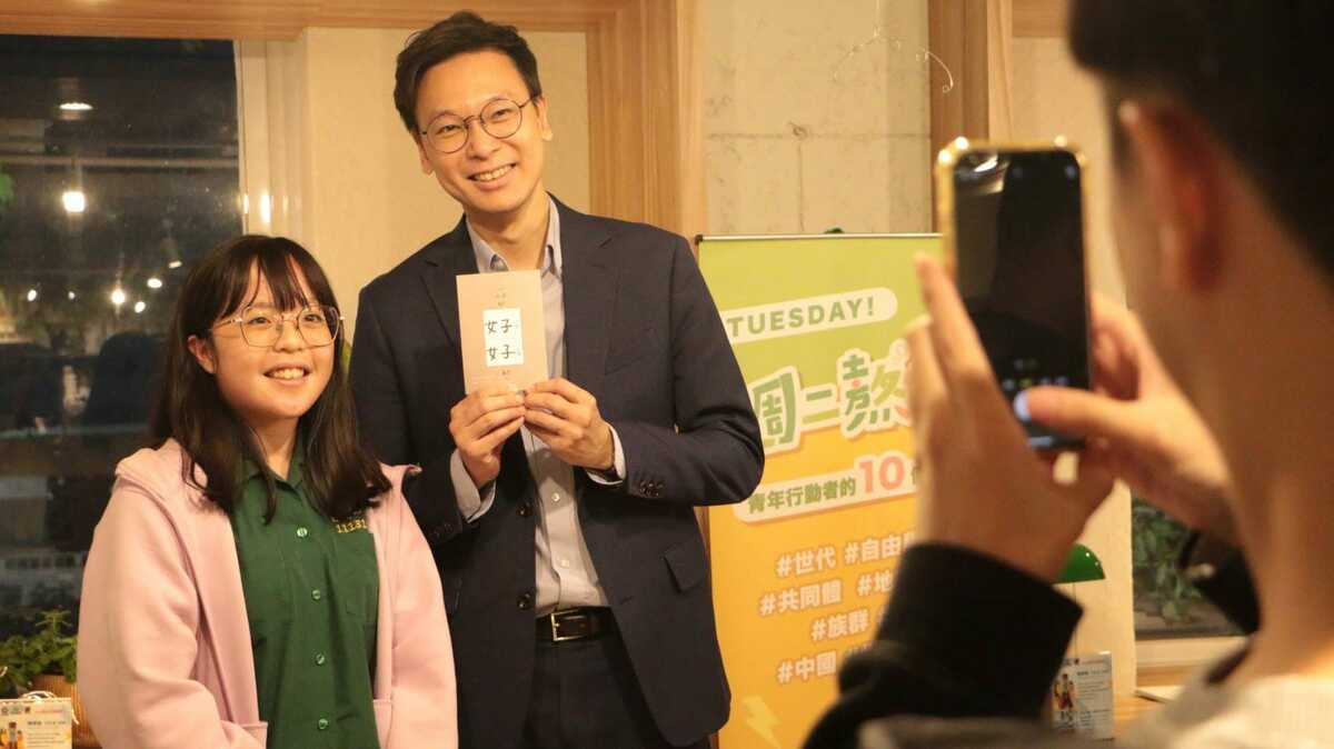 民進黨青年部持續舉辦「週二熬民主」沙龍，昨日活動邀請林飛帆交流世代政治等議題。 圖：翻攝自民進黨青年部臉書